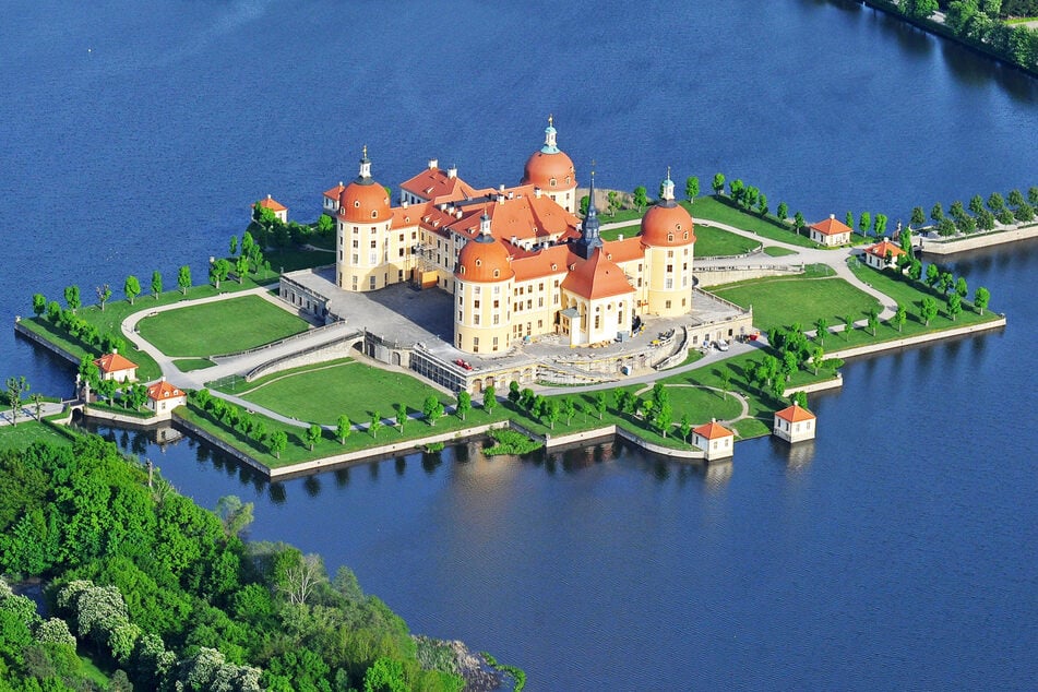 Eine Luftaufnahme des Moritzburger Schlosses. Auf der rückwärtigen Terrasse sollen die Konzerte stattfinden.