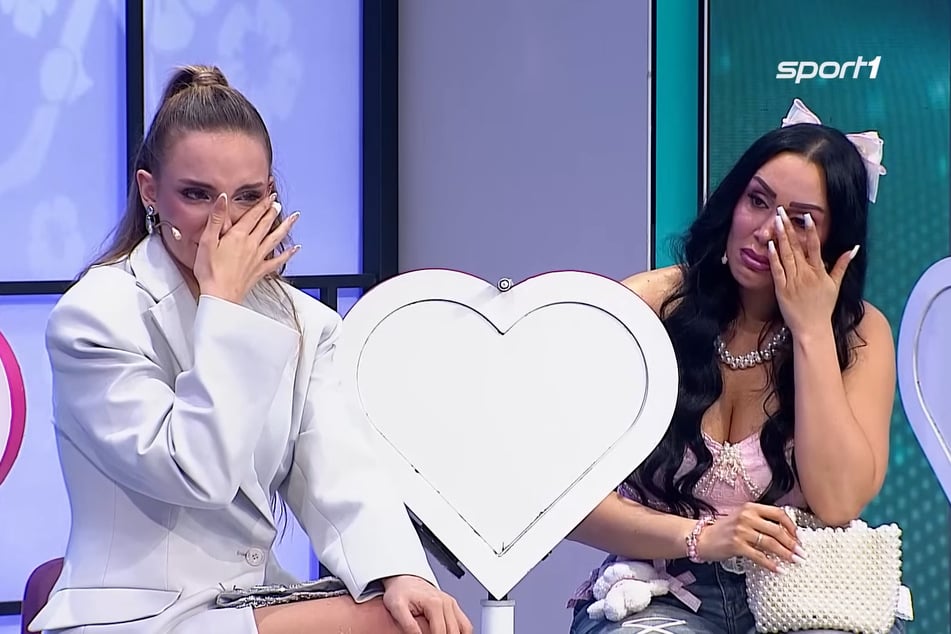 Simonda (18, l.) und Anna (35) weinen bei der Performance.