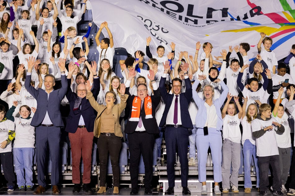 Für die Olympia-Bewerbung holte sich NRW hochkarätige Unterstützung: Unter anderem werben die mit 14 Olympia-Medaillen ausgezeichnete Dressur-Reiterin Isabell Werth (56, 3. v. l.) und NRW-Ministerpräsident Hendrik Wüst (50, CDU, 2. v. r.) für die Spiele in der Region RheinRuhr.