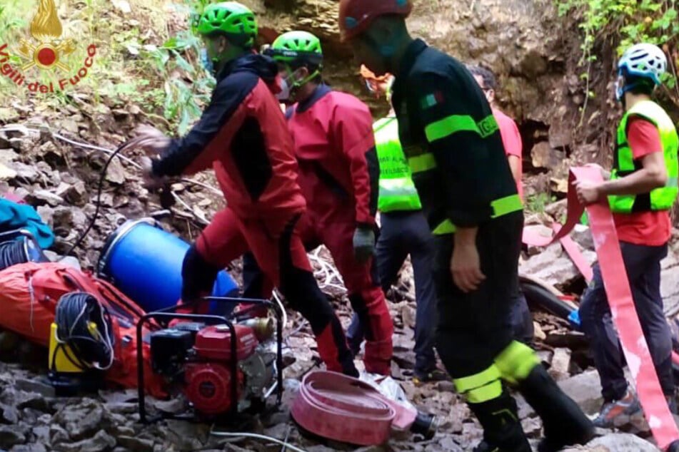 Die Helfer konnten zwei davon in einer bis in die Nacht laufenden Rettungsaktion lebend bergen.