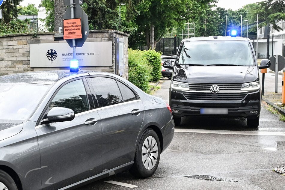 Eine Wagenkolonne verlässt den Bundesgerichtshof (BGH). Der Generalbundesanwalt geht gegen junge Männer vor, die einer mutmaßlichen rechtsextremen Terrorzelle angehören sollen.