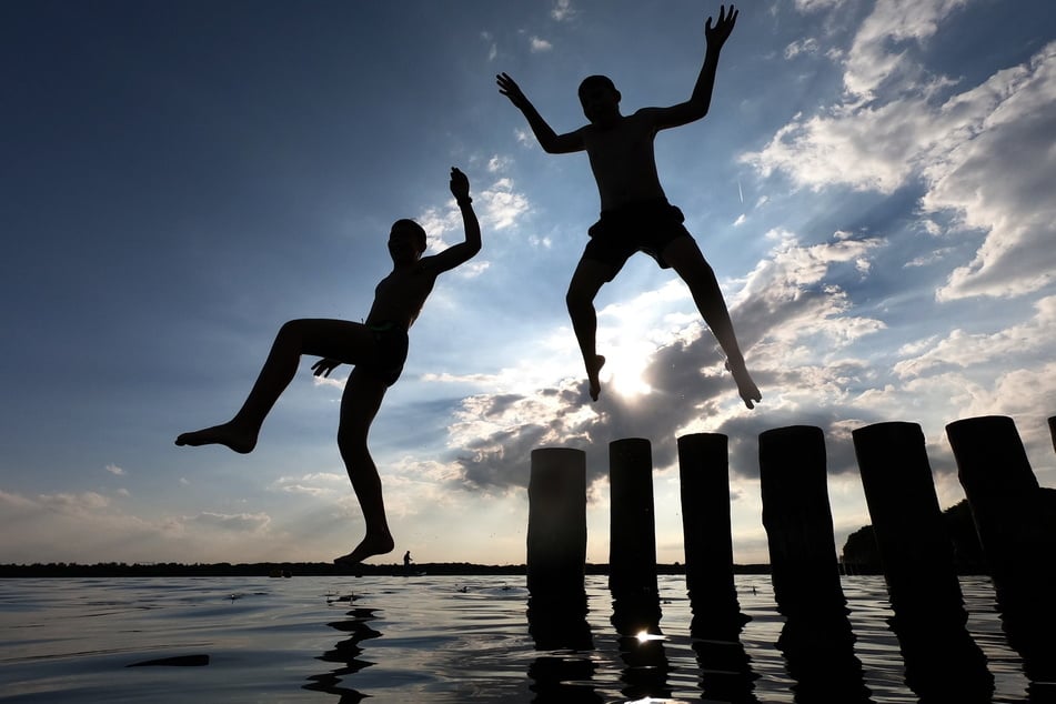 Auch eine Art Hitzeschutzplan: Zwei Jungs entfliehen der Sonne mit einem Sprung in den Markkleeberger See.