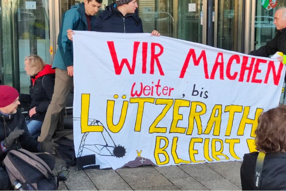Klimaaktivisten kleben sich vor NRW-Innenministerium: Polizei löst Demo-Aktion auf