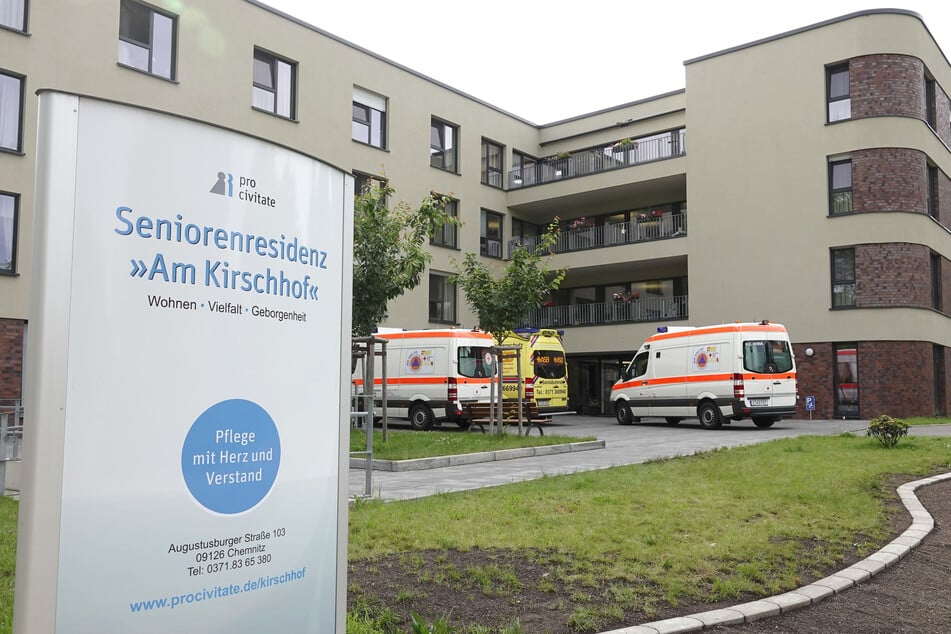 Im Chemnitzer Altenpflegeheim "Am Kirschhof" wurden insgesamt 19 Personen positiv auf Corona getestet.