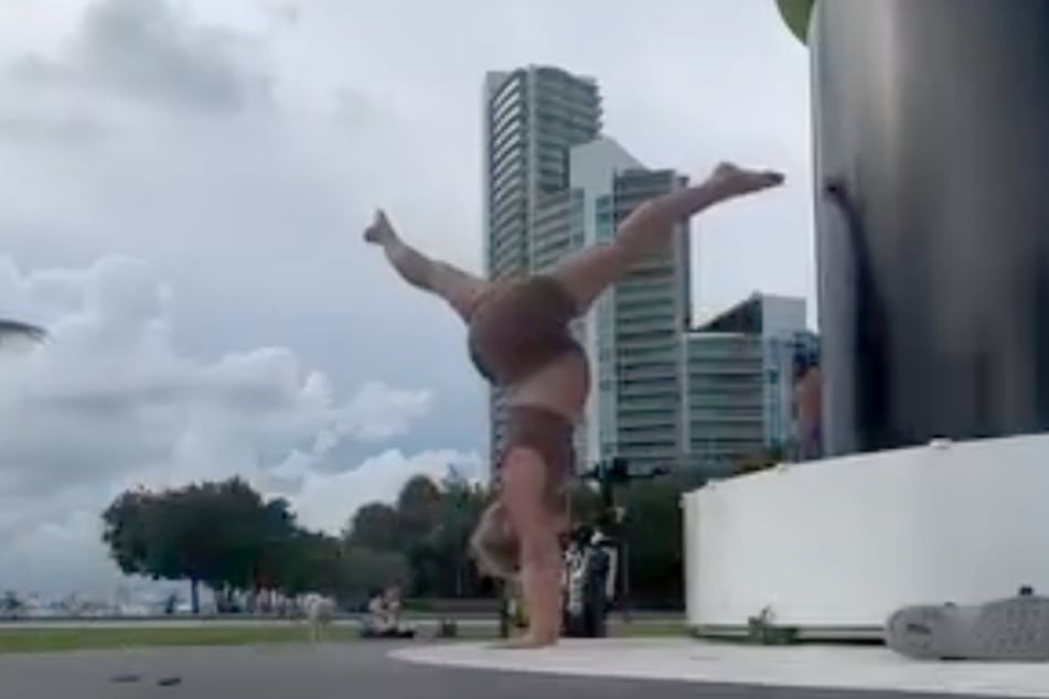 Jawoll! Handstand in der 38. Schwangerschaftswoche kann klappen. In diesem Fall allerdings mit weitreichenden Folgen.