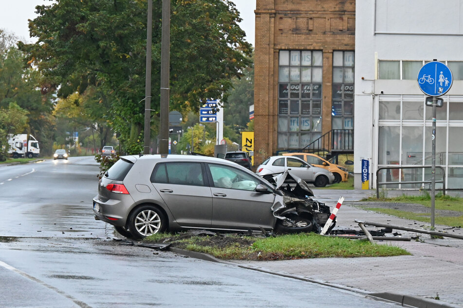 Ein VW Golf war in einen Schutzzaun gekracht – eine Person soll verletzt worden sein.