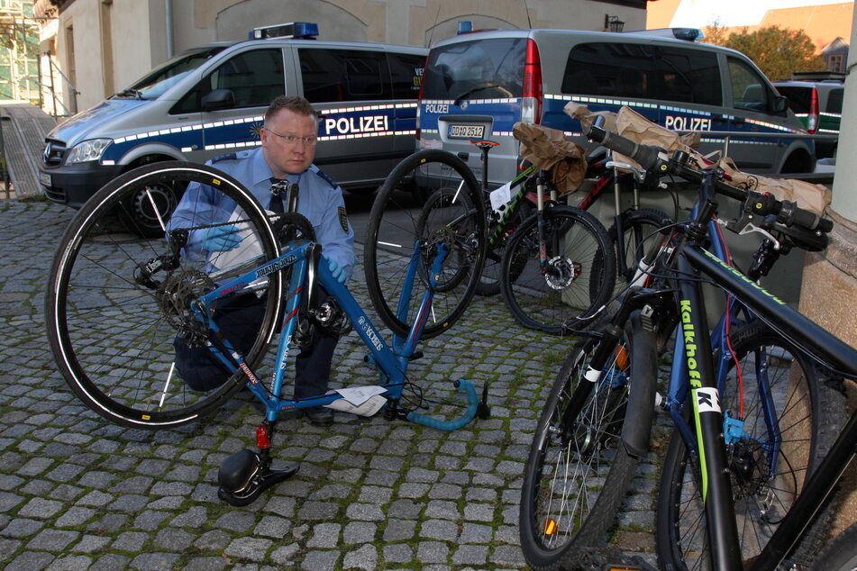 Ein Polizeibeamter registriert im Revier Pirna nach Diebstahl sichergestellte Fahrräder. In Sachsen werden jedoch nur 13,5 Prozent der Fahrraddiebstähle aufgeklärt.