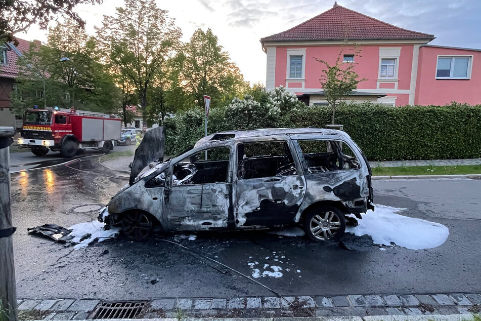Warum das Auto in Brand geriet, ist noch nicht geklärt.