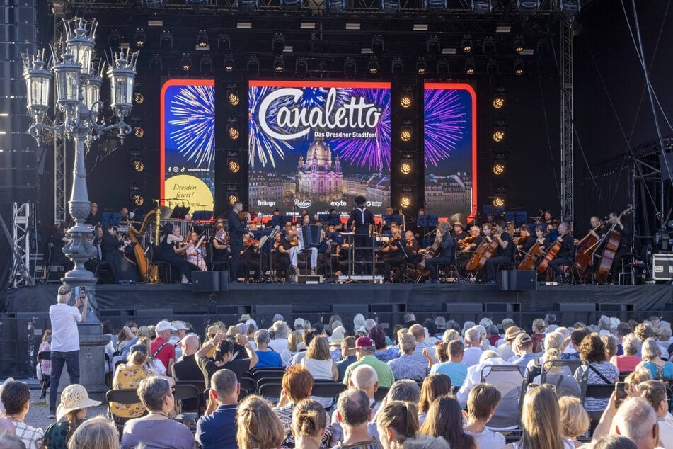 Die Dresdner Philharmonie verzauberte das Publikum am Theaterplatz.