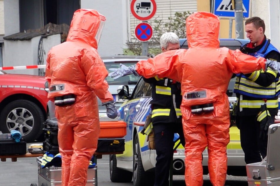 Spezialisten der Polizei und der Münchner Berufsfeuerwehr untersuchten, ob das verdächtige Paket gefährlich ist.