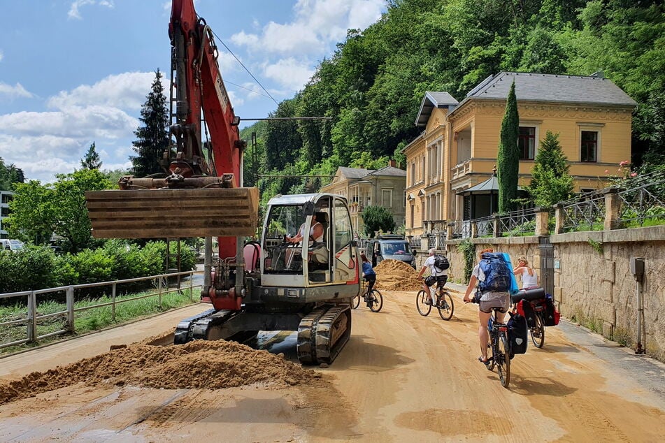 Nach dem Unwetter gab es allerhand zu tun bei den Aufräumarbeiten im Kirnitzschtal in Bad Schandau.