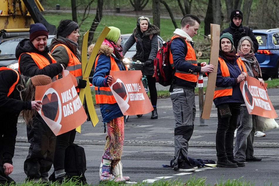 Aktivisten der Umweltgruppe "Letzte Generation" blockierten am Freitag den Verkehr in Köln.