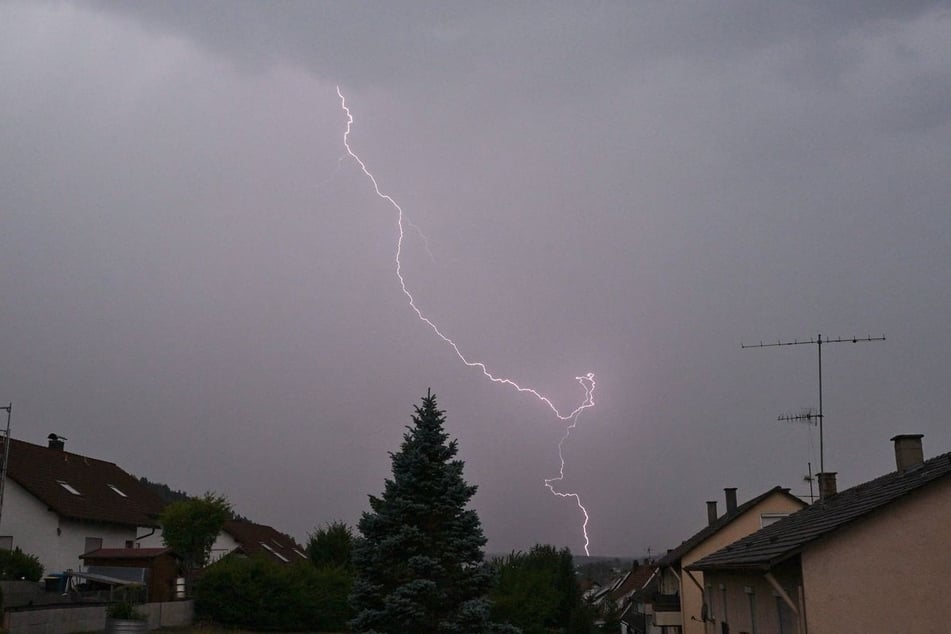Sommerhitze, dann Blitz, Donner und Regen: In Baden-Württemberg bleibt das Wetter teils ungemütlich. (Symbolfoto)