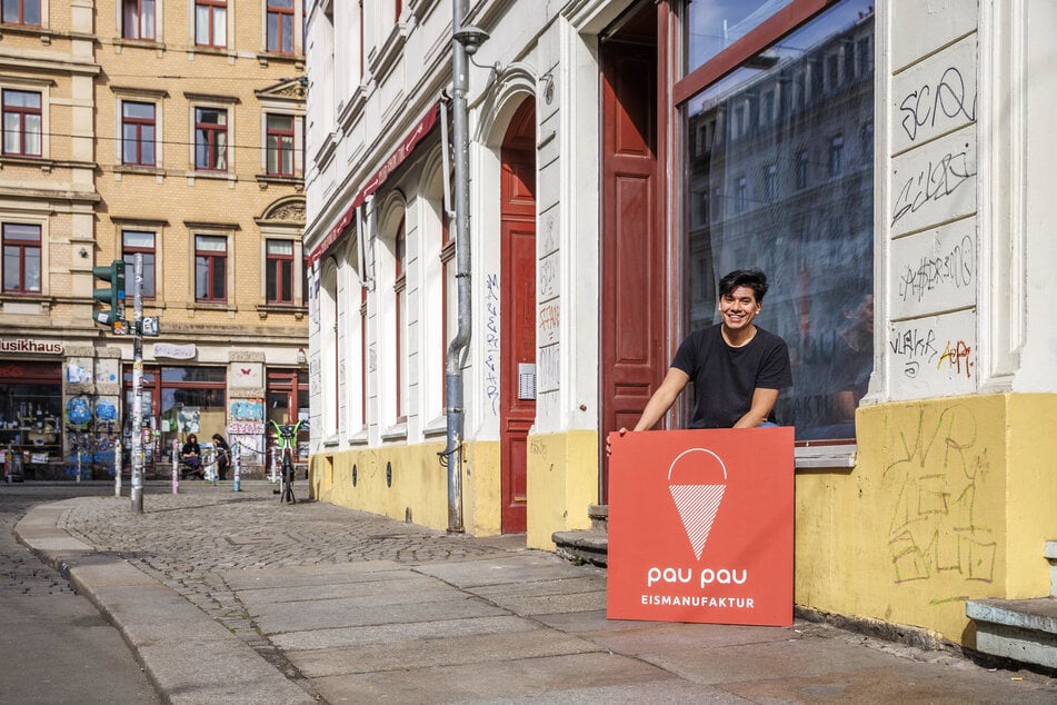 Noch ist kein Eis in der Eistruhe, doch schon Samstag bringt Eismacher und Inhaber Armando Reyes (42) das Eis auf der Rothenburger Straße unter die Leute.