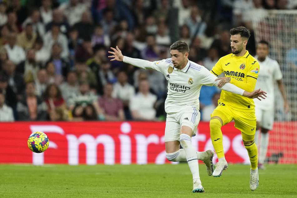 Real Madrids Federico Valverde (24) und Villarreal-Spieler Alex Baena (21) lieferten sich wohl nicht nur auf dem Feld einen Zweikampf.