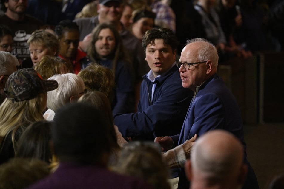 Minnesota Governor Tim Walz (r.), who ran for vice president in 2024, suggested that Democrats should be "meaner" towards President Donald Trump.