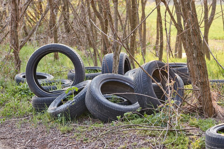 So macht man es nicht: Reifen in der Natur abzulegen ist umweltschädlich und strafbar.