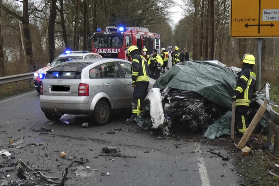 Tödlicher Unfall auf Landstraße: 66-Jähriger will überholen und übersieht Sattelzug