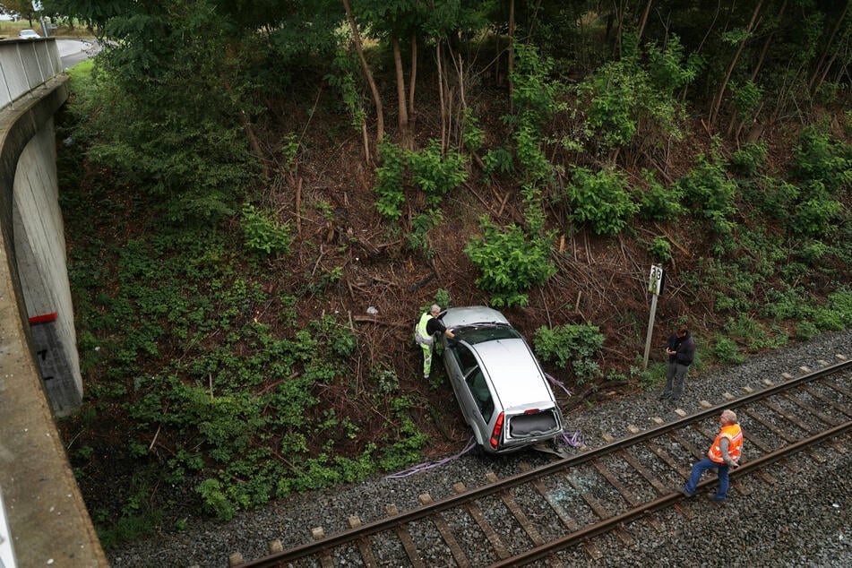 Infolge des Alleinunfalls eines 19-jährigen Ford-Fahrers bei Nidda (Wetteraukreis) musste unter anderem auch die Bahnstrecke gesperrt werden.