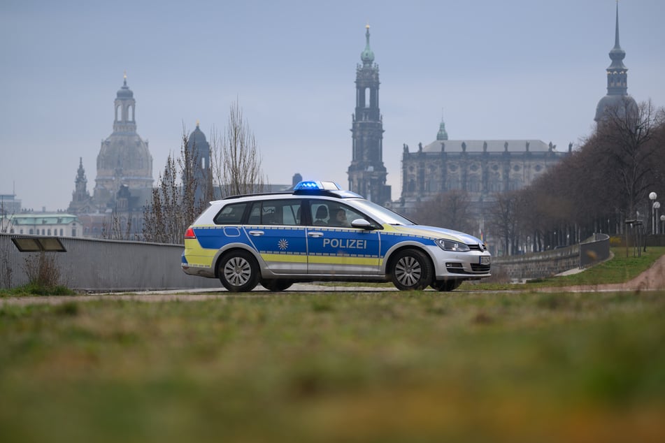 Ein Polizeiauto steht während einer Evakuierung der Innenstadt auf dem Elberadweg.