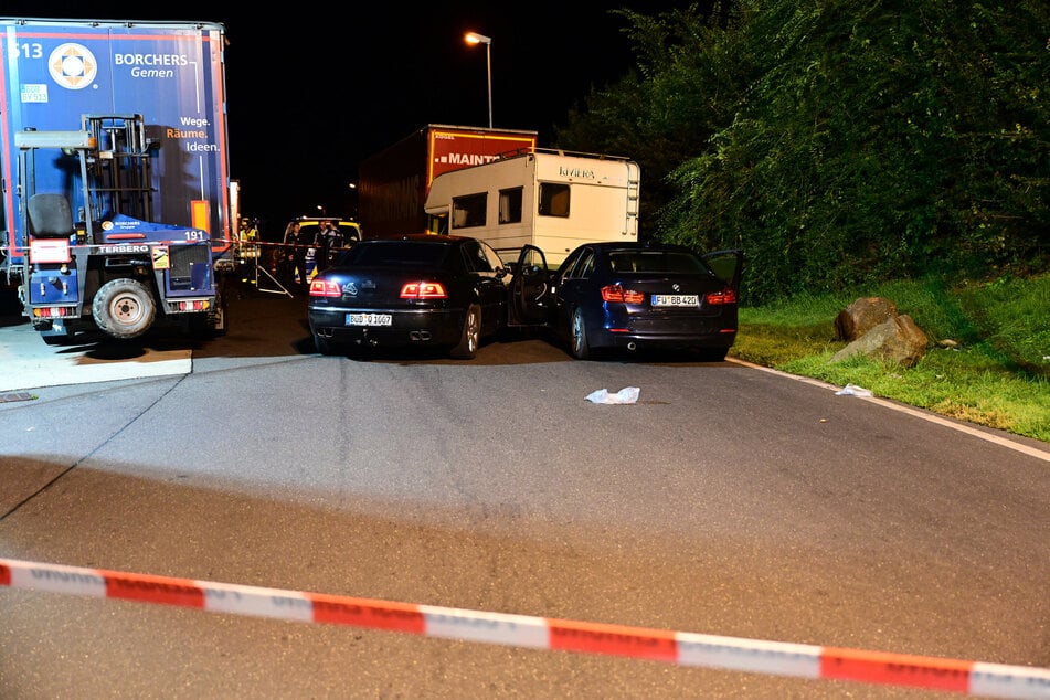 Schauplatz des brutalen Angriffs war der Bereich unmittelbar vor dem Wohnmobil. Bei der Flucht der Täter wurden offensichtlich auch zwei weitere Autos beschädigt.