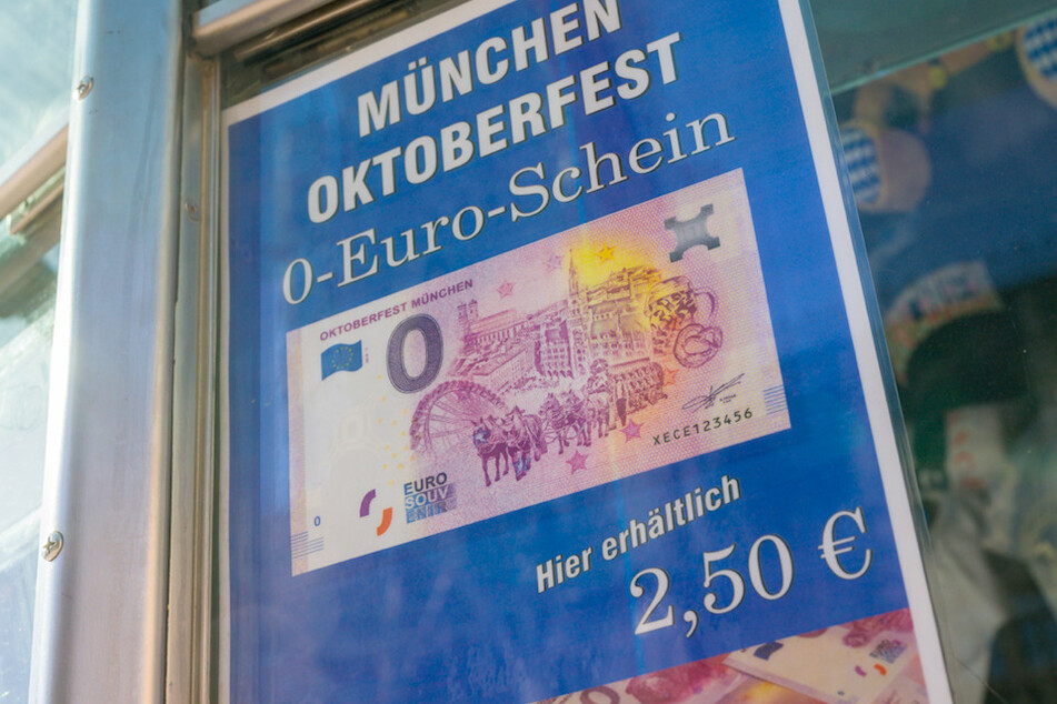 Ein Schild mit einem abgebildeten Null-Euro-Schein hängt in einem Kiosk in der Innenstadt. Offen ist zur Zeit, ob das diesjährige Oktoberfest wie gewohnt stattfinden wird.