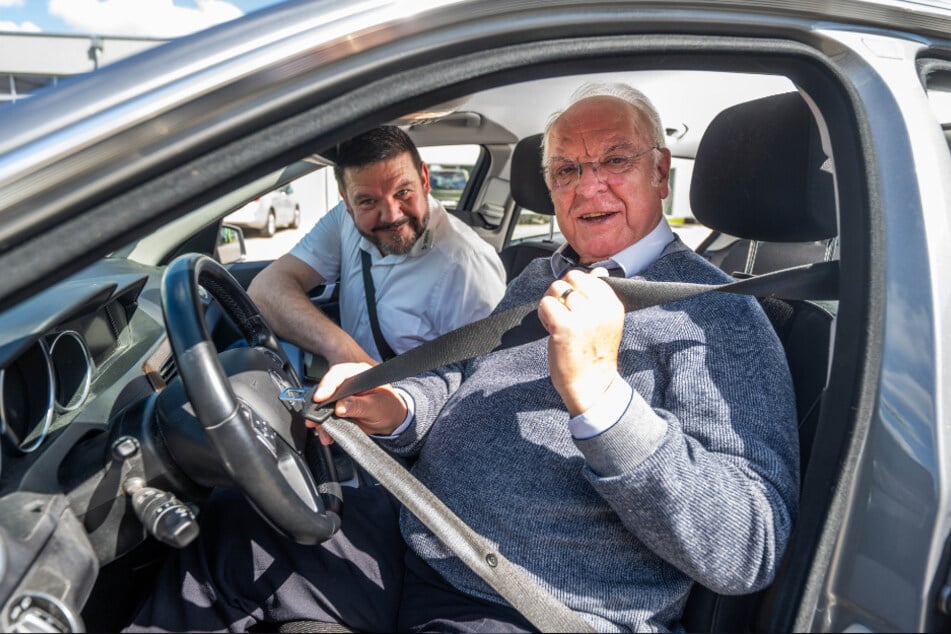 Anschnallen und Abfahrt: Ulrich Lehmann (75, r.) und Nicky Scholz (45) starteten die Rückmeldefahrt an der Dekra-Niederlassung in Chemnitz.