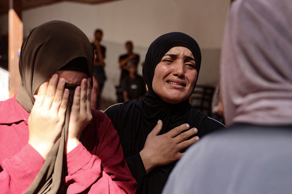 Palästinenserinnen trauern um ihre Familienmitglieder, die bei dem israelischen Angriff auf eine Schule getötet wurden.