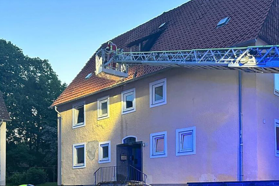 An einem Mehrfamilienhaus in Salzgitter fing Samstagabend der Dachstuhl Feuer.