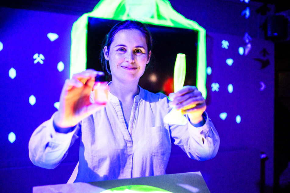 Museumspädagogik Christina Seifert (42) mit fluoreszierenden Gegenständen.