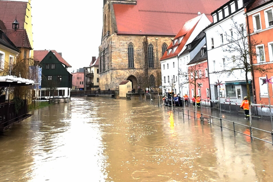 Einsatzkräfte des Technischen Hilfswerk (THW) sind in Bayern aufgrund der mancherorts auch weiterhin angespannten Hochwasserlage gefordert.
