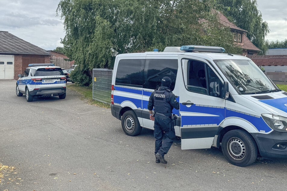 Die Polizei hat am Donnerstag ein Firmengelände in Niedersachsen durchsucht.