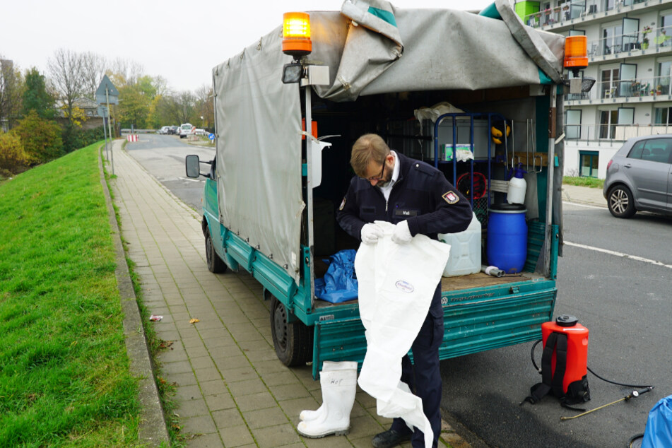Schwanenvater Olaf Nieß macht sich für den Einsatz bereit.