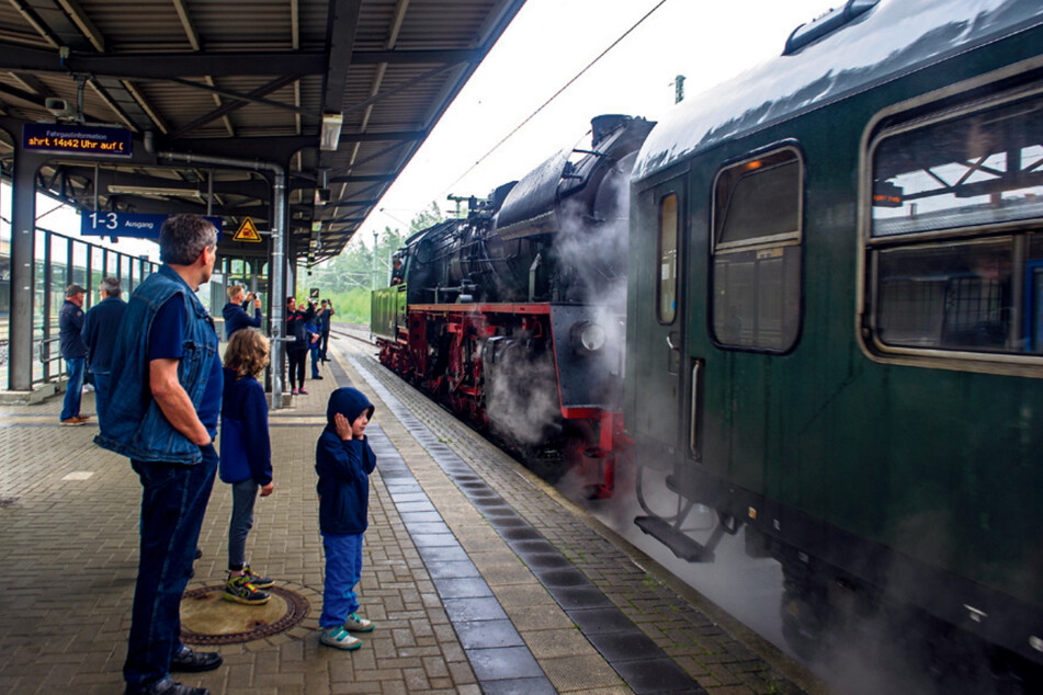 Eisenbahn-Liebhaber staunen beim Halt in Reichenbach. Wegen wetter- und gewichtsbedingten Problemen musste der Zug mit weniger Wagen fahren.