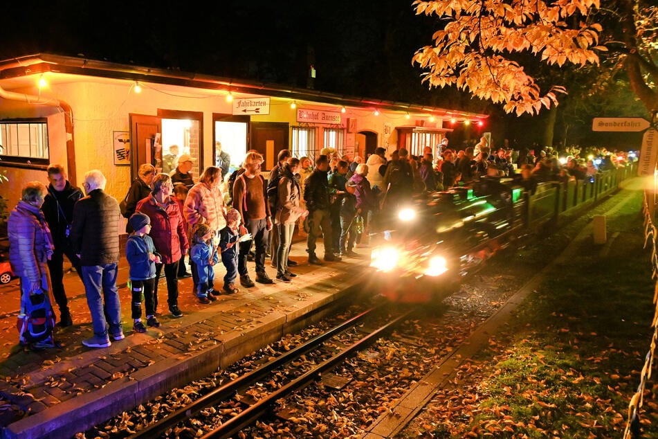 Leipzig: Michael Kretschmer fuhr im Sommer mit: Leipziger Parkeisenbahn gibt Zugabe