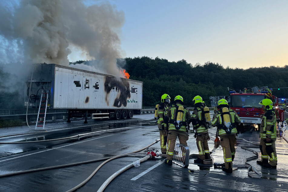 Lastwagen gerät in Brand: Bundesstraße gesperrt