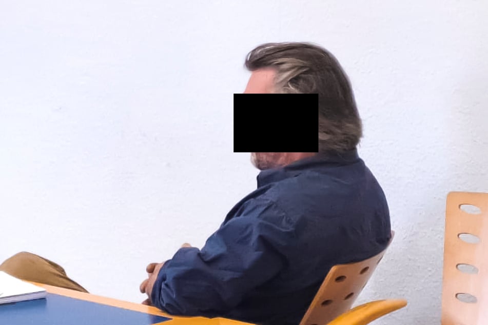 "Alm-Terrorist" Michael M. (54) fuhr am Montag mit Sack und Pack von seinem Grundstück.