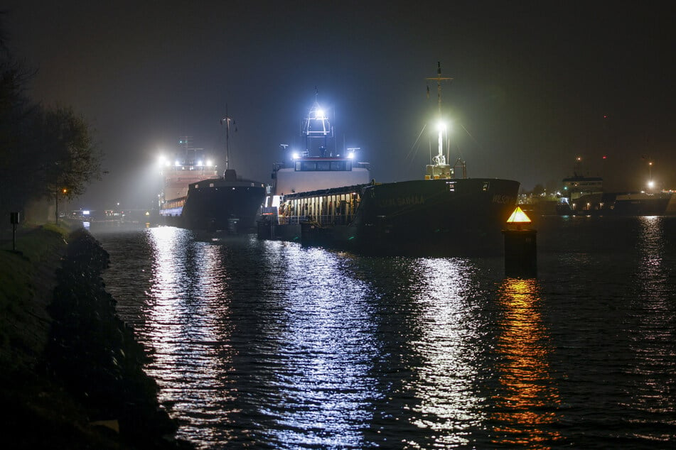 Schiffe warten im Nord-Ostsee-Kanal auf die Durchfahrt der Hochbrücke in Kiel-Holtenau. Die Brücke sowie auch der Schiffsverkehr auf dem Kanal wurden in beide Richtungen auf unbestimmte Zeit gesperrt.