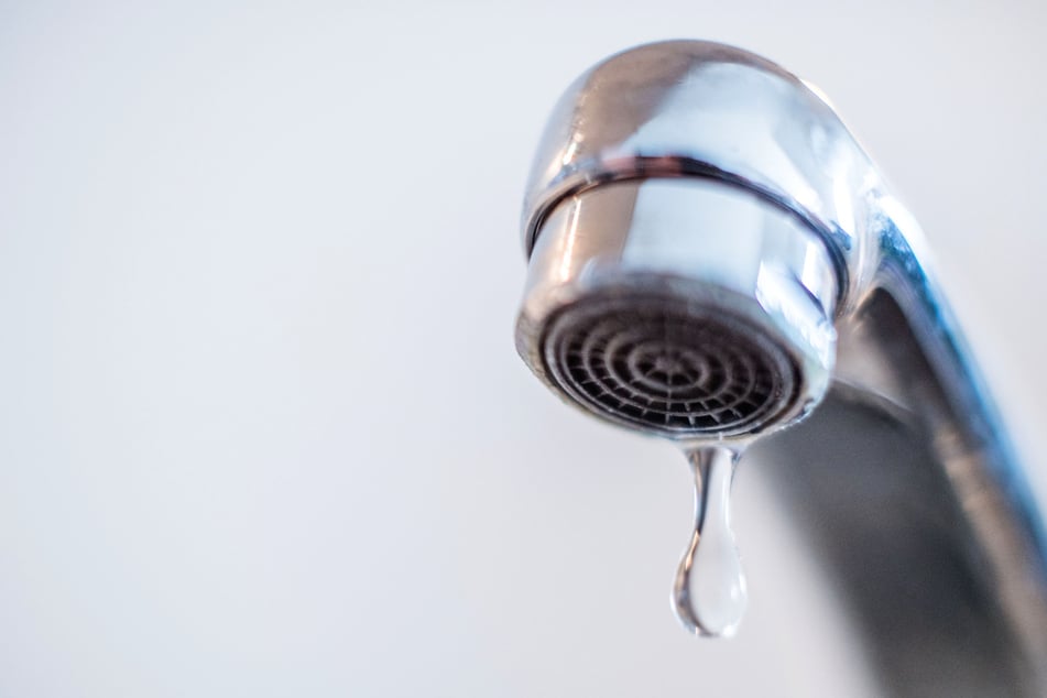 Unter anderem in der Stadt und im Landkreis Offenbach sind die Bewohner aufgefordert, Wasser zu sparen. Sonst könnte am Wochenende der Notstand drohen. (Symbolfoto)