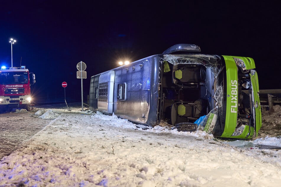 Der Fernbus war mit 13 Fahrgästen und einem Fahrer auf dem Weg von Berlin nach Stettin in Polen, als das Unglück geschah.