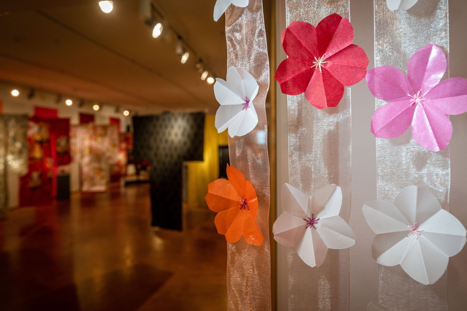 Mehr als 2000 selbstgebastelte Kirschblüten von Schulen aus der Region zieren die Ausstellung.