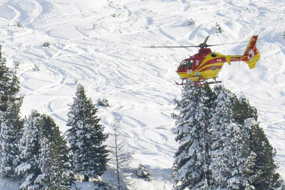 Schüler bei Skiunfall schwer verletzt: Ein Notarzt wurde mit einem Rettungshubschrauber zum Ort des Geschehens geflogen. (Symbolbild)