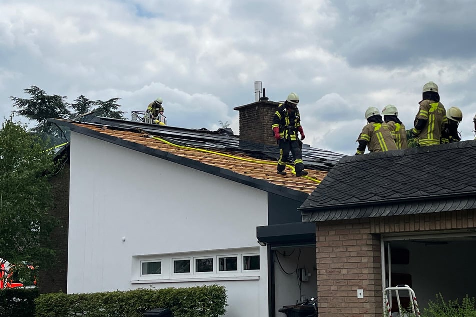 Nachdem das Feuer gelöscht war, kontrollierte die Feuerwehr das Dach des Wohnhauses auf unbemerkte Glutnester.