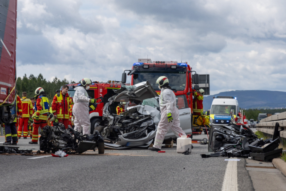 Todescrash auf A71: Beifahrerin stirbt eingeklemmt im Opel