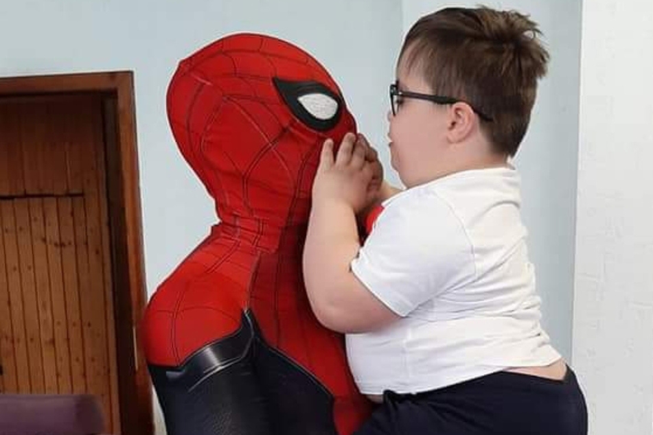 Spider-Man besucht einen "kleinen Helden", um ihm Mut zu machen.
