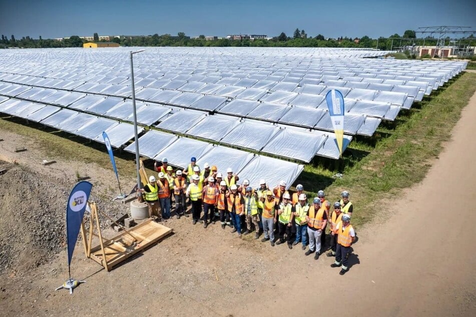 Freude beim Team des Solarthermie-Großprojekts in Leipzig-Lausen: Der letzte Kollektor ist montiert.