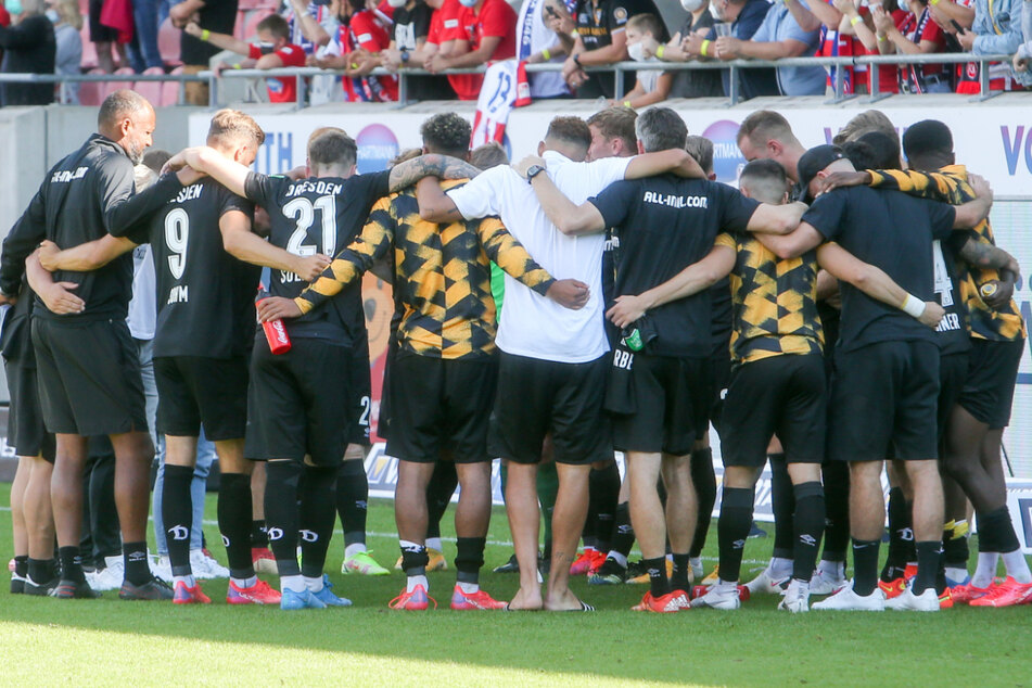 Zusammenhalt auch in der Niederlage: Die Dynamos versammelten sich nach Schlusspfiff im Kreis.