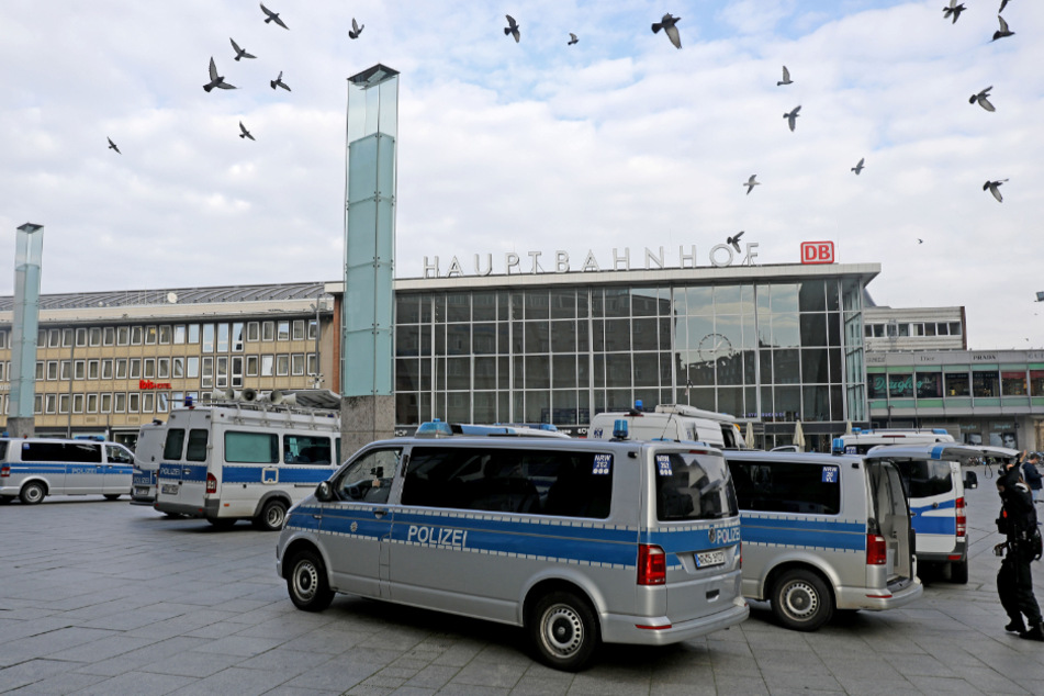Am Kölner Hauptbahnhof musste die Polizei den auffälligen 16-Jährigen in Gewahrsam nehmen und ein Ermittlungsverfahren einleiten. (Symbolbild)