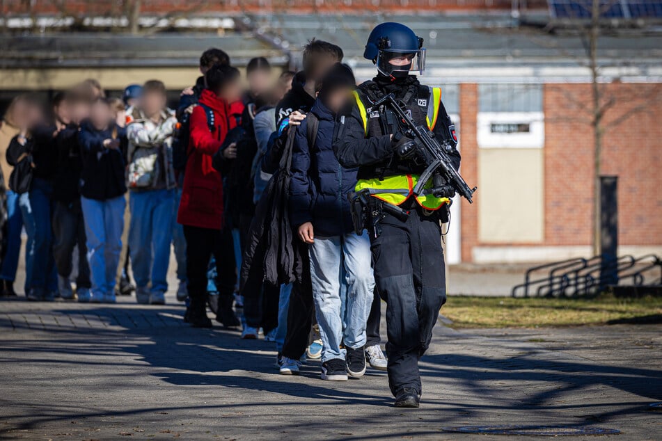 Schüler wurden evakuiert und in Sicherheit gebracht.