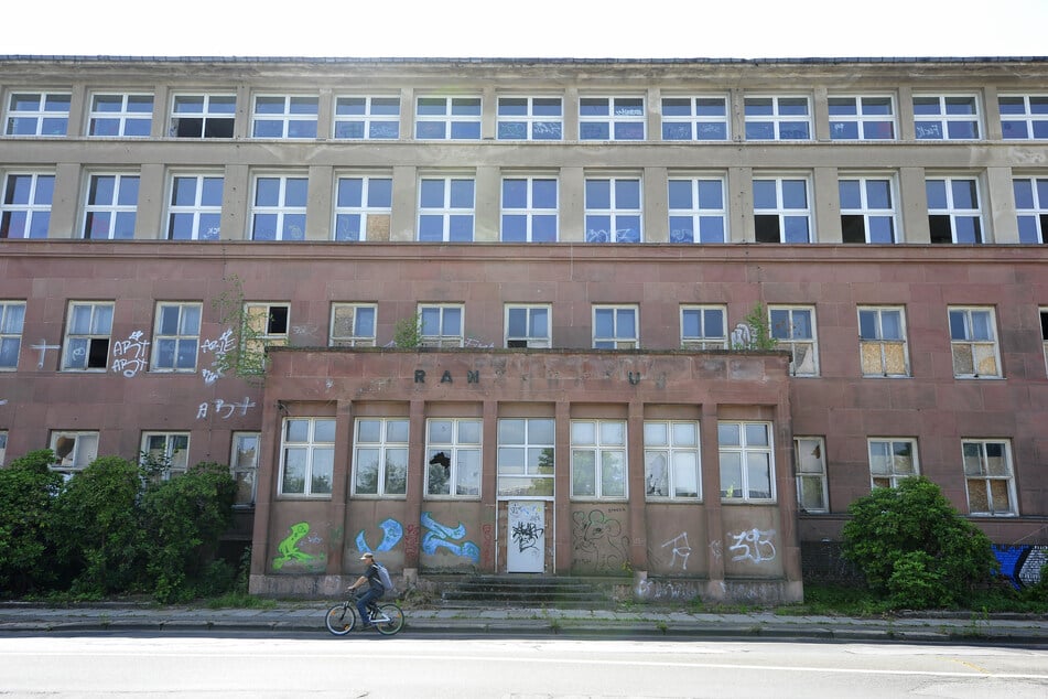 Das ehemalige Krankenhaus auf der Scheffelstraße verwandelt sich in den nächsten zwei Wochen in das Kunstfestival ibug.